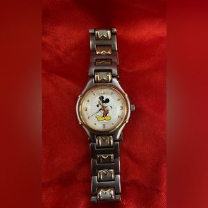 VINTAGE FOSSIL DISNEY MICKEY MOUSE WATCH EUC NEEDS BATTERY